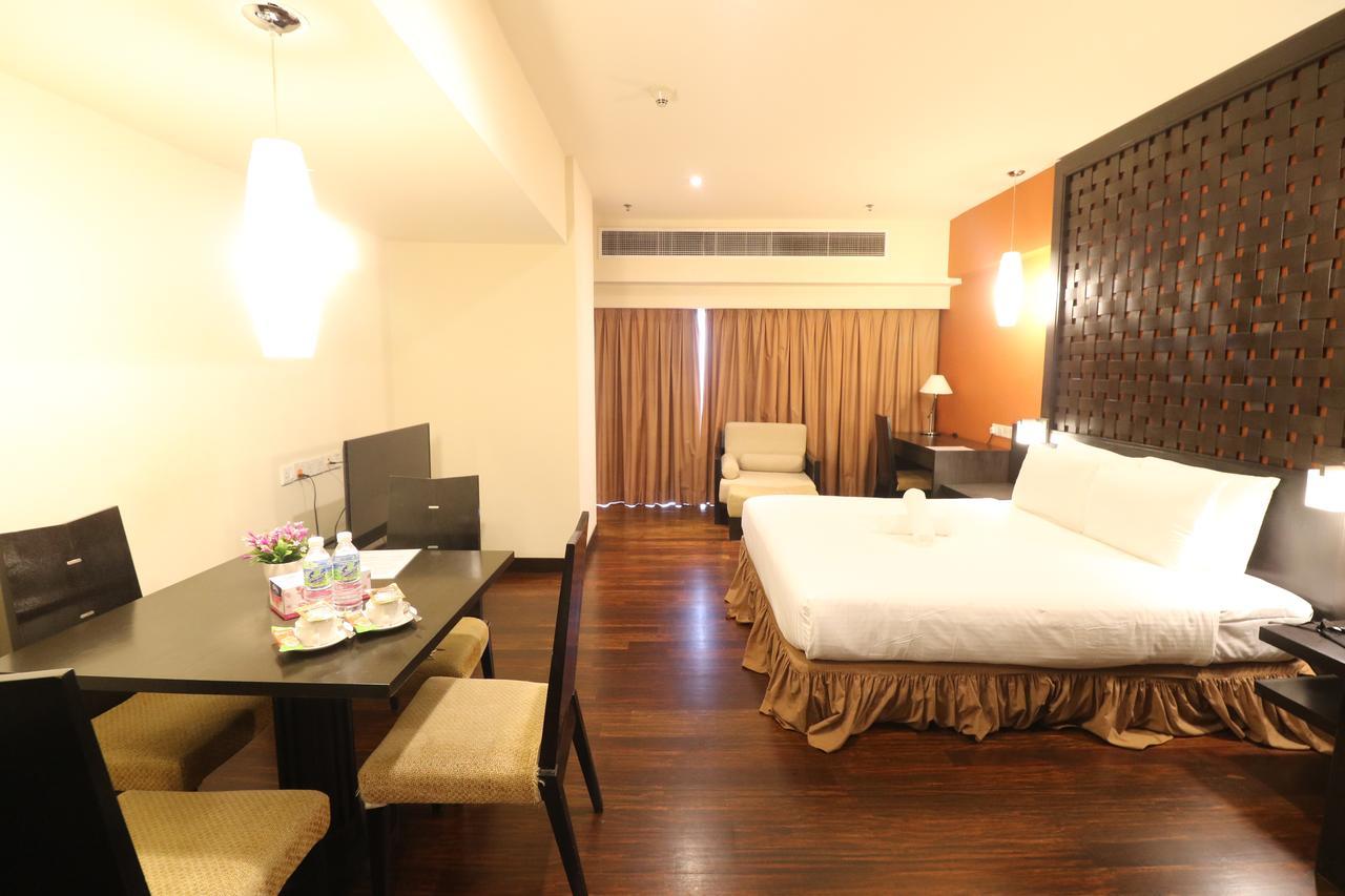 Millennium Suite At Pyramid Tower Petaling Jaya Esterno foto